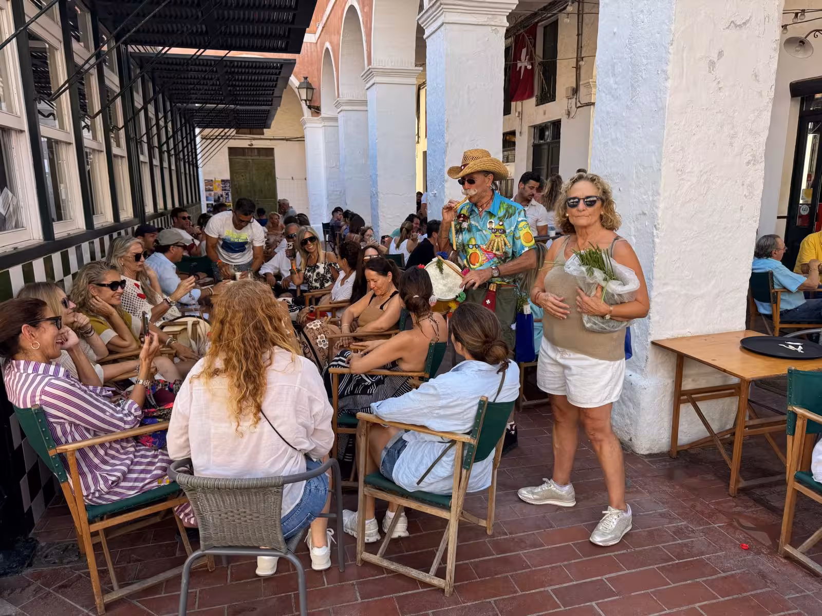 (Vídeo) Un improvisado ‘toc de fabiol’ anima el ambiente en el Mercat des Peix