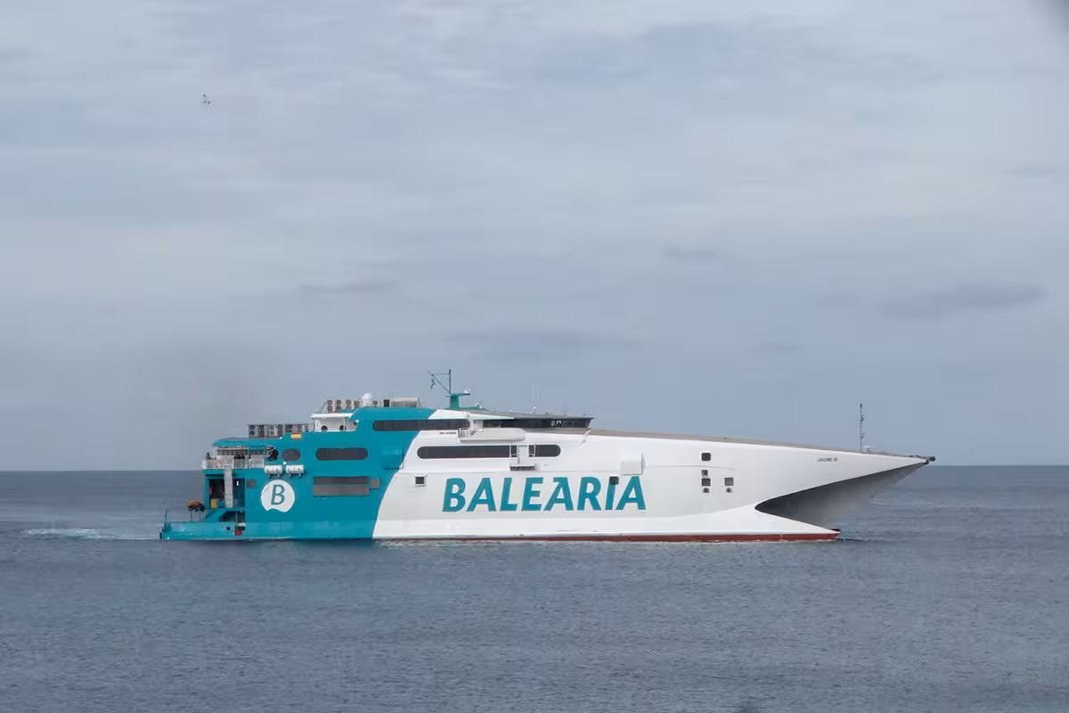 Más de 15.000 pasajeros y 1.900 vehículos han llegado por barco a Ciutadella entre el 19 y el 23 de junio