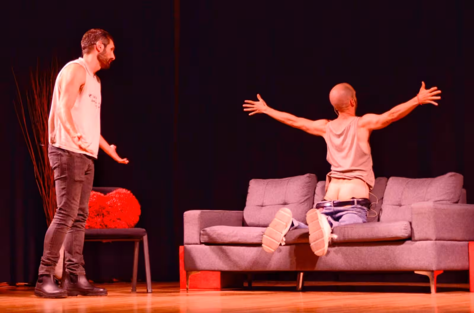 (Fotos) La comedia que triunfa en el Orgullo LGTBI: 'El tamaño del amor importa', una divertida reflexión sobre las relaciones de pareja