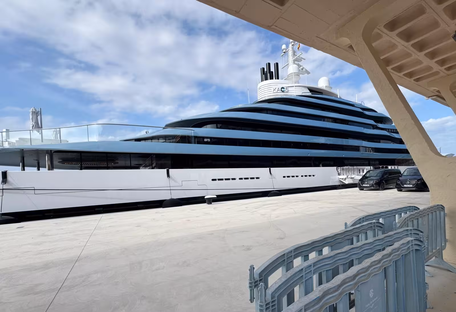 El megayate 'Kaos', una joya flotante de 300 millones de euros, amarra en el puerto de Maó