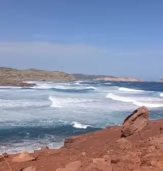 Continúa la alerta amarilla en Menorca por rachas de 80 km/h y olas de tres metros