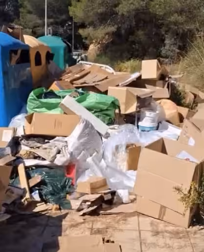 (Foto-denuncia) Una montaña de basura se acumula junto a los contenedores de Son Parc