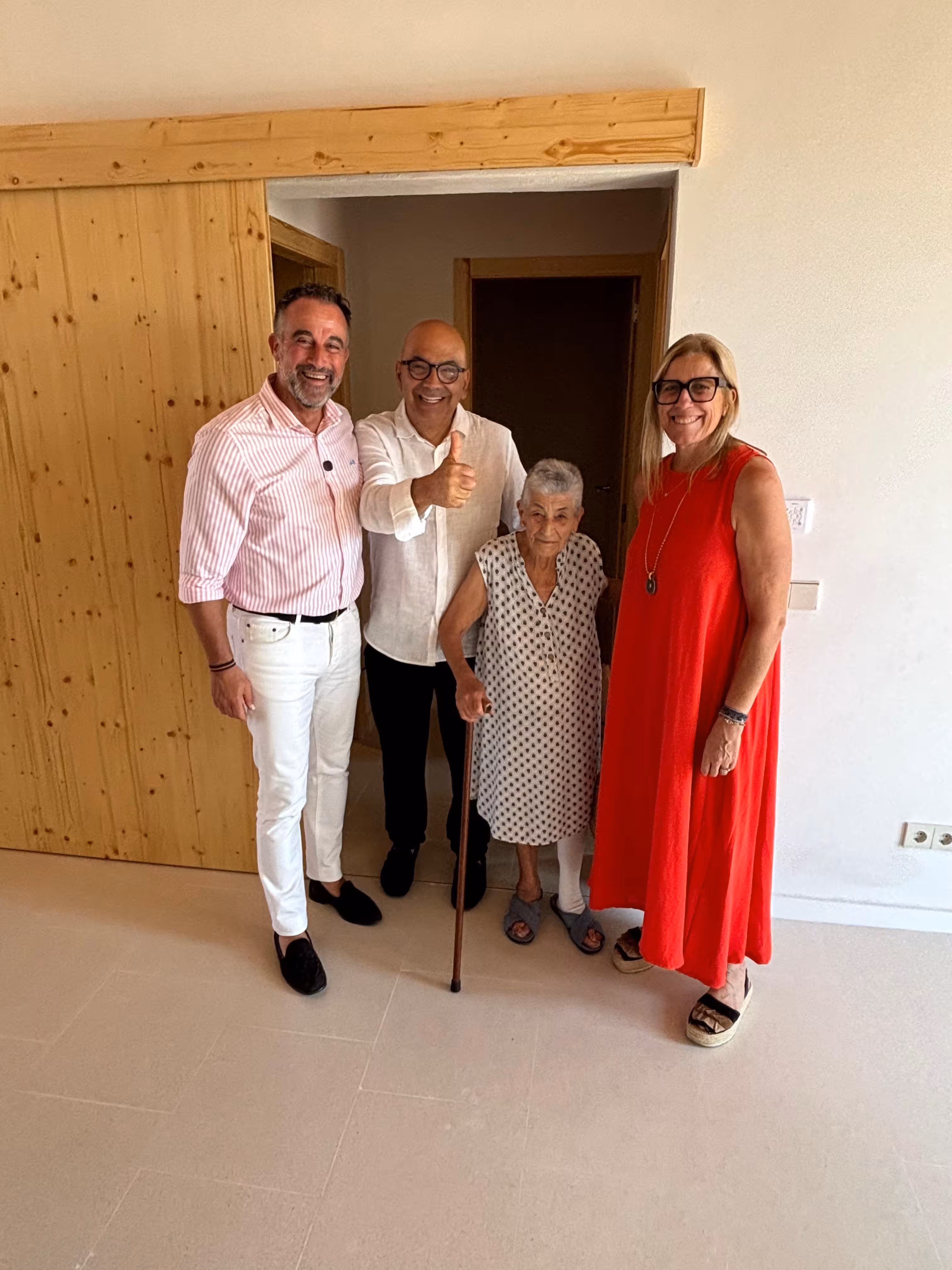 (Fotos) El Govern entrega las llaves de once viviendas públicas en Sant Lluís