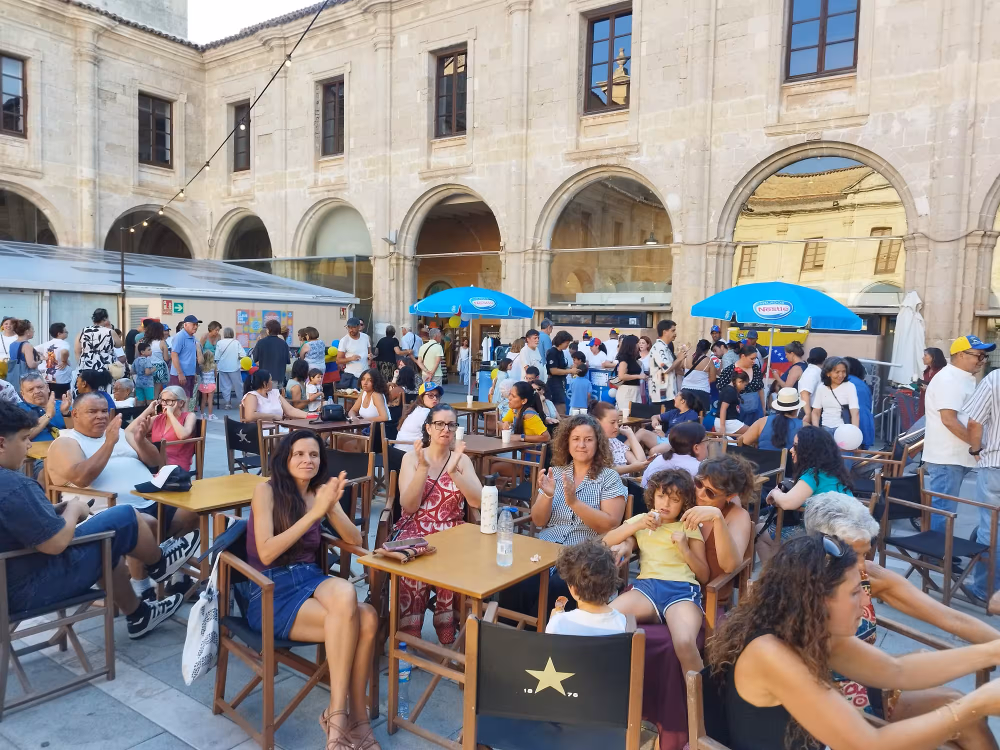 El patio del Mercat Sa Plaça de Maó se llena de solidaridad con la iniciativa “Una Arepa por Venezuela”