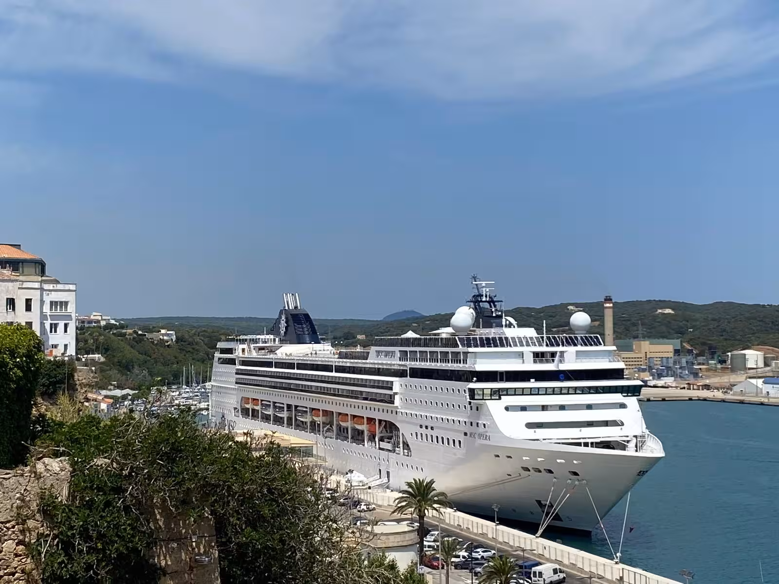 (La foto) Un crucero con capacidad para más de 2.600 pasajeros atraca en el puerto de Maó