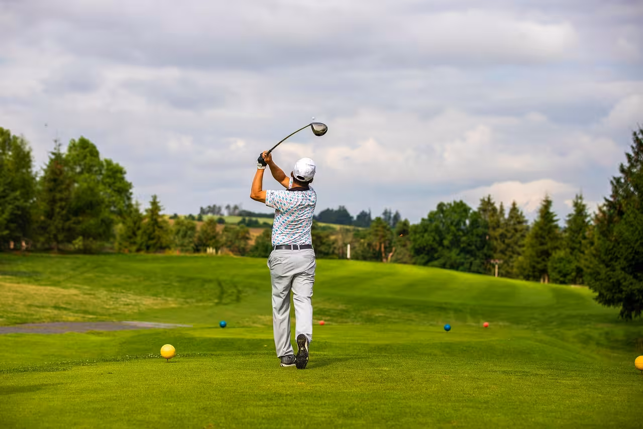 "Jugar al golf"