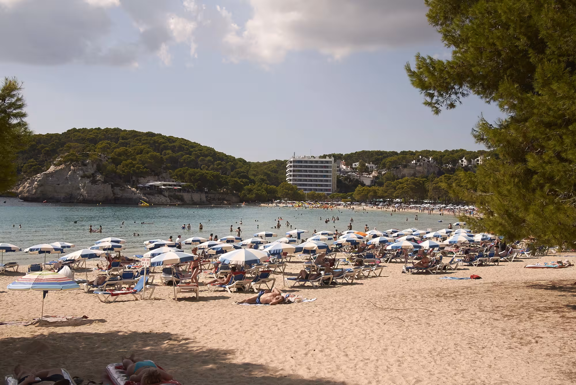 Máximas de hasta 35 grados, cielos variables y polvo en suspensión este martes en Menorca