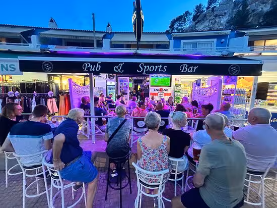 El Mundial polariza el verano en Menorca: "agosto" para los bares con pantallas y calma en la restauración tradicional