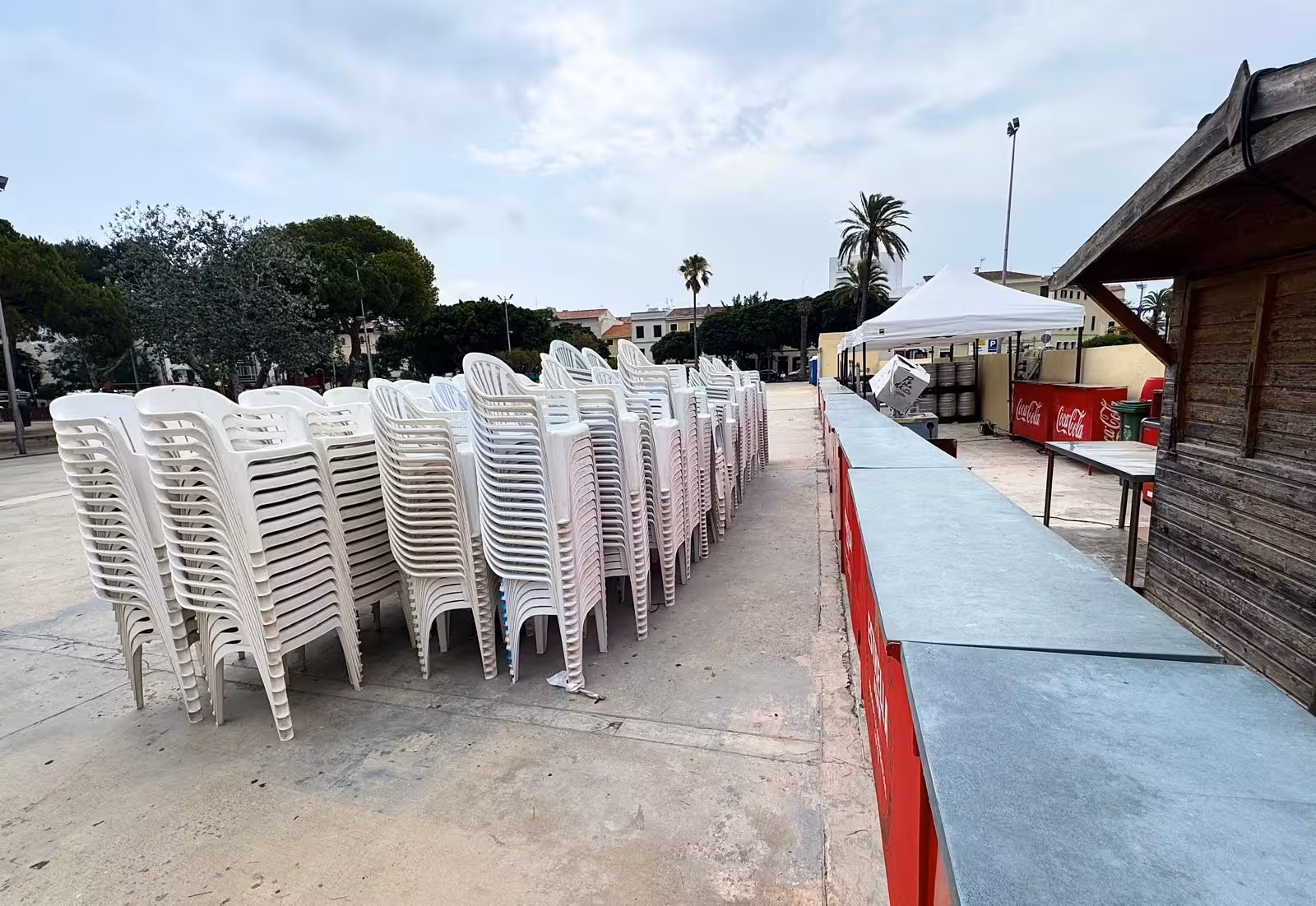 La plaza Esplanada de Maó se prepara para vibrar con la final del Mundial gracias a una pantalla gigante