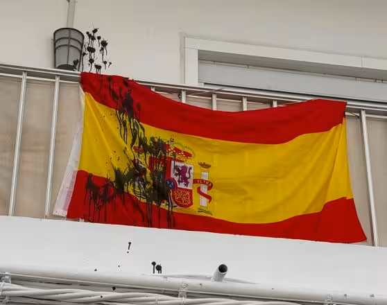(Foto-denuncia) Vandalizan banderas de España en Ferreries