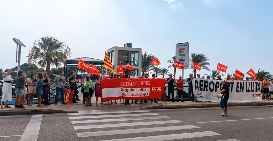 Éxito rotundo en la concentración del personal del Aeropuerto de Menorca frente a la falta de plantilla