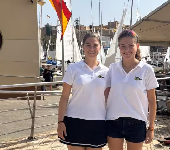 María Correa y Claudia Pons (CM Mahón) a punto de proclamarse campeonas del mundo juveniles de Snipe