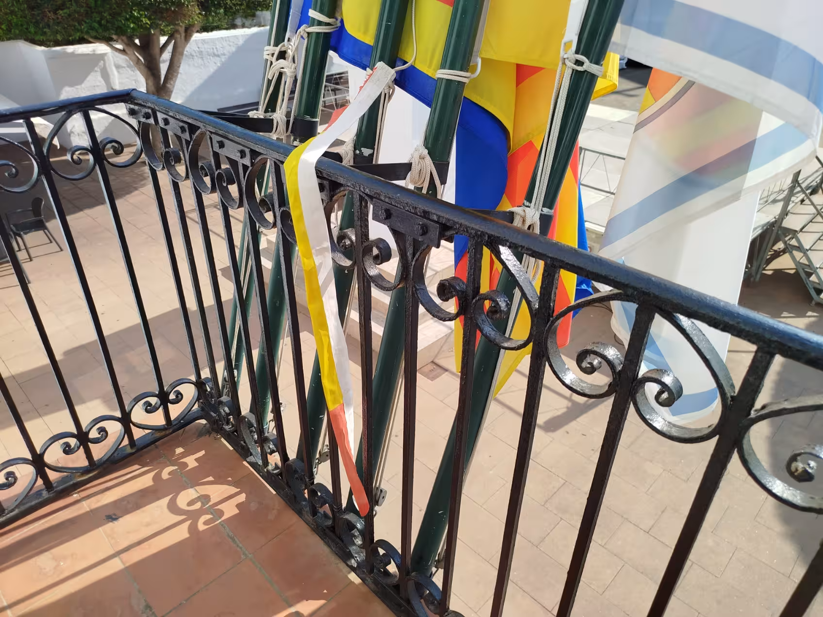 Arrancan las banderas de España del Ajuntament de Sant Lluís