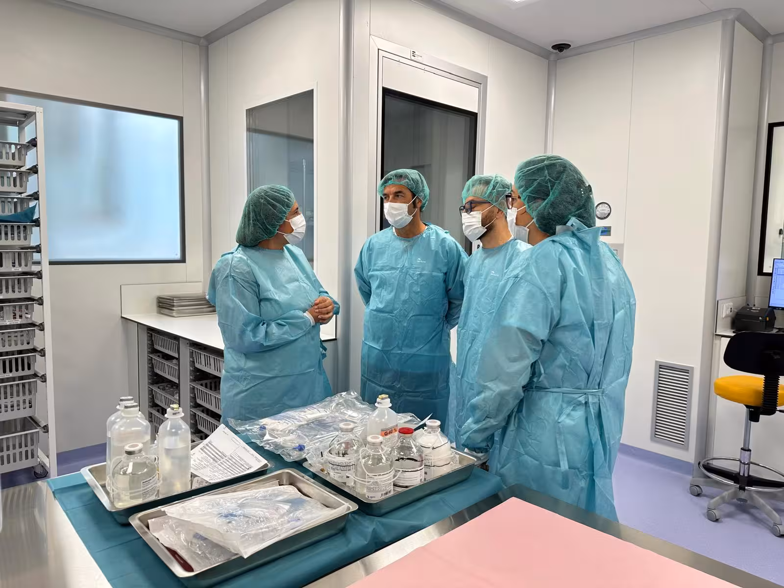 El Hospital Mateu Orfila estrena una sala blanca de última generación para la preparación de medicamentos estériles