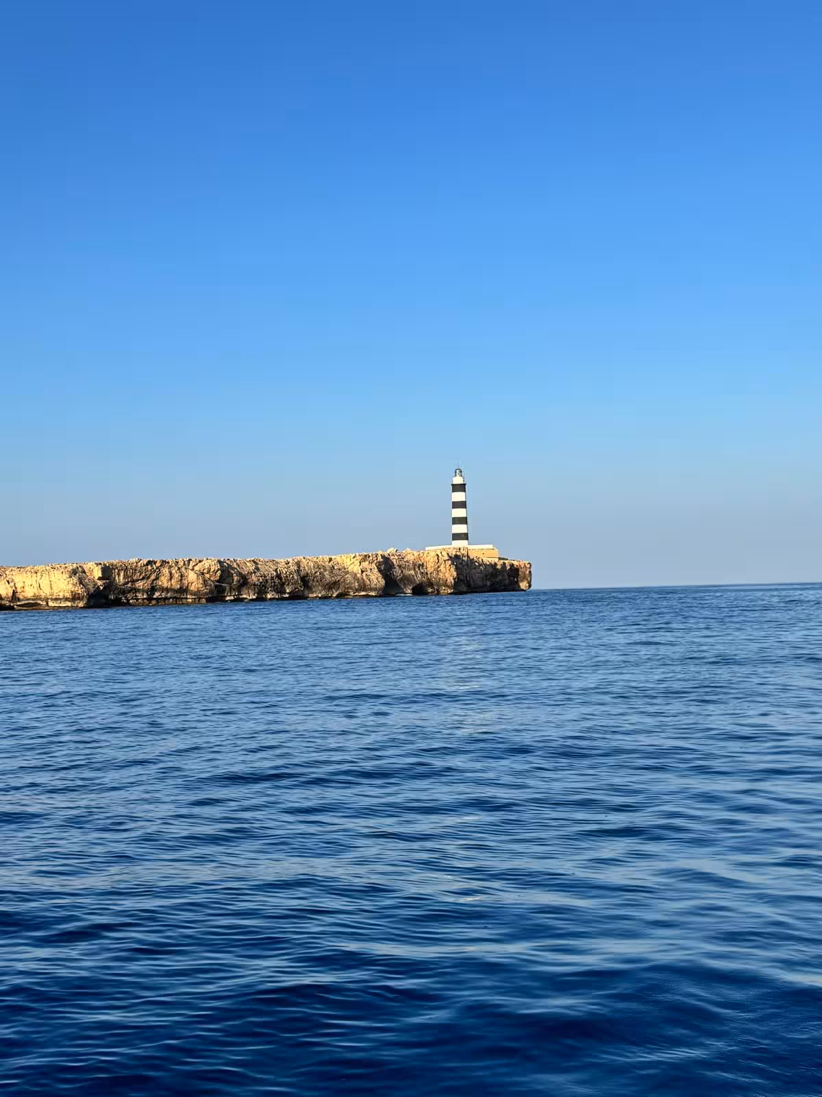Menorca amanece bajo un radiante sol veraniego