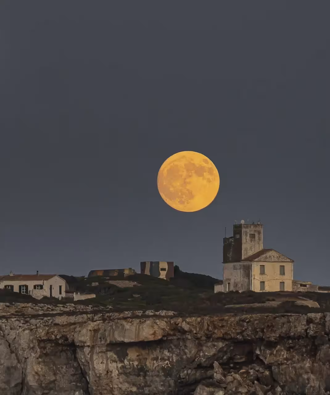 Una luna espectacular iluminando la Fortaleza de La Mola
