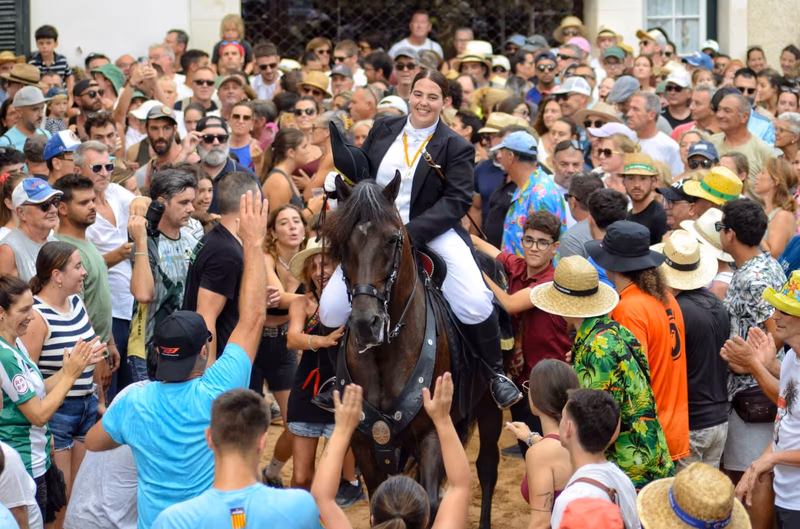 Es Migjorn adapta el Jaleo de Sant Cristòfol al calor y el municipio se llena de fiesta