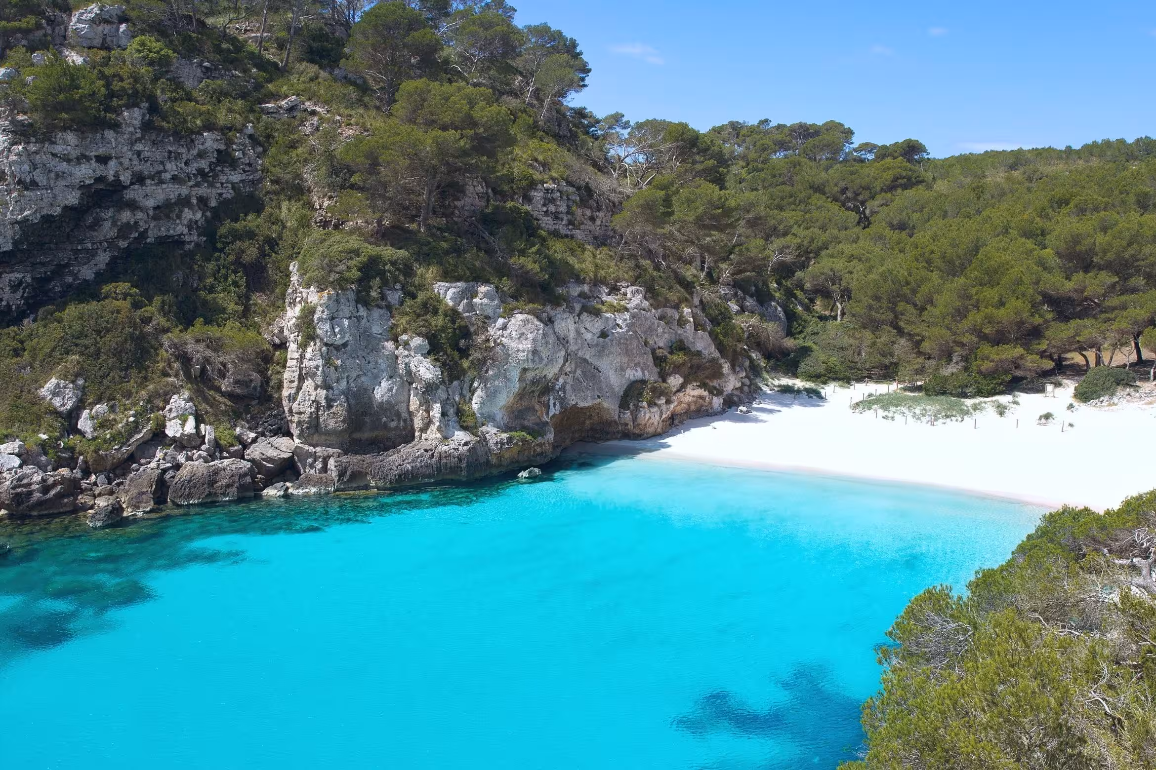 El bochorno veraniego aprieta en Menorca durante un miércoles plenamente soleado