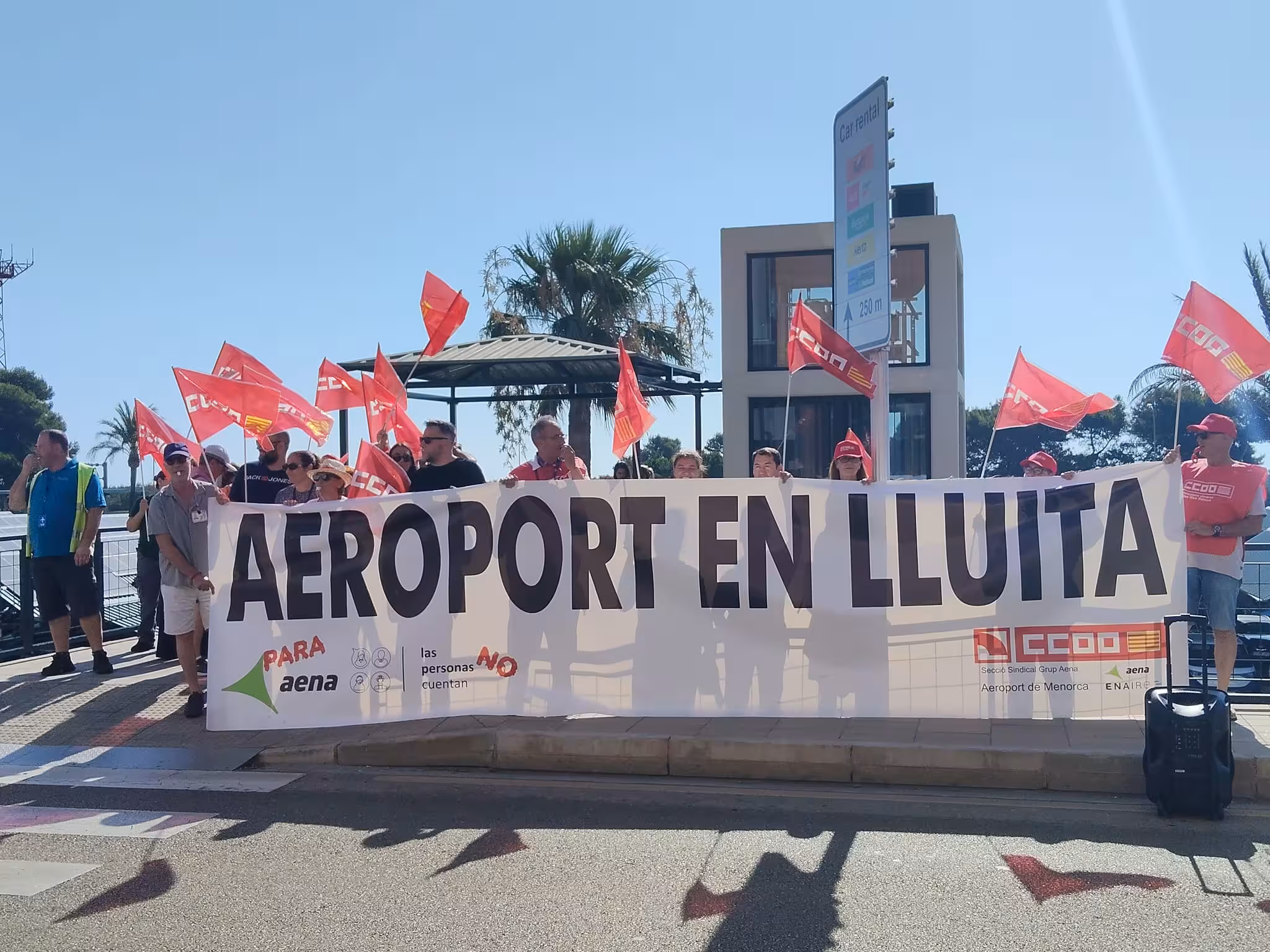 Los trabajadores del aeropuerto de Menorca se movilizan para exigir aparcamiento y cantina a precios sociales