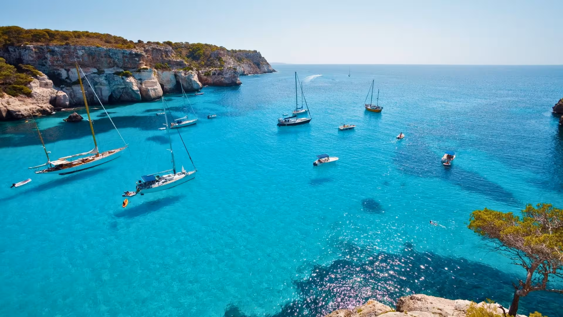Bajo el dominio del bochorno: Menorca aguanta el pulso al calor de agosto