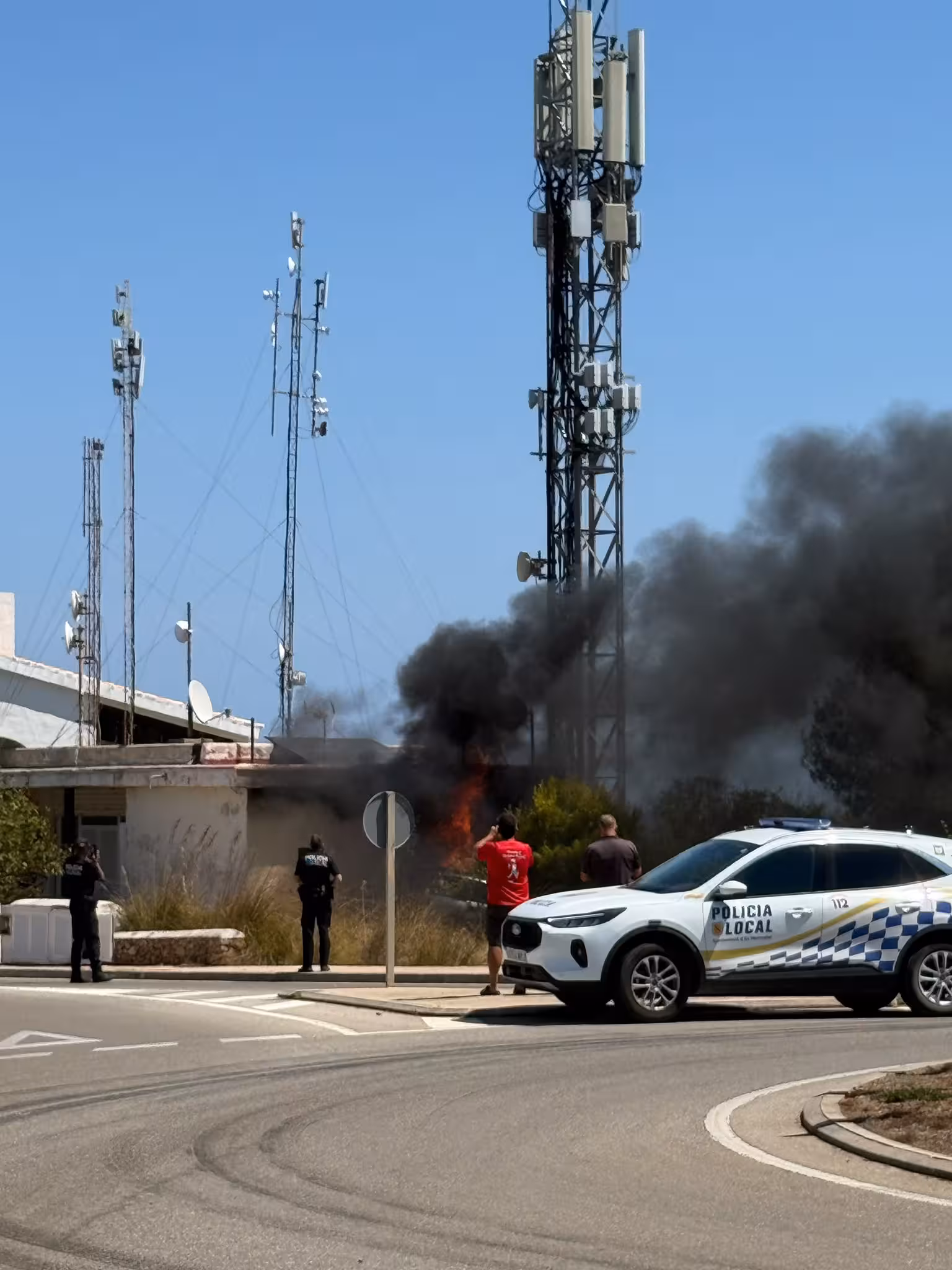 Un vehículo impacta contra una torre de telecomunicaciones en Coves Noves y provoca un incendio