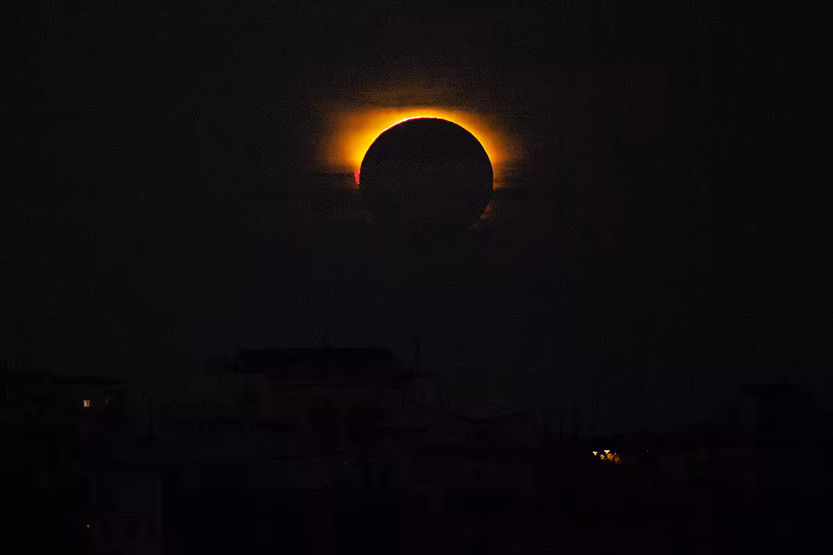Miles de personas miran al cielo en Menorca para disfrutar del histórico eclipse