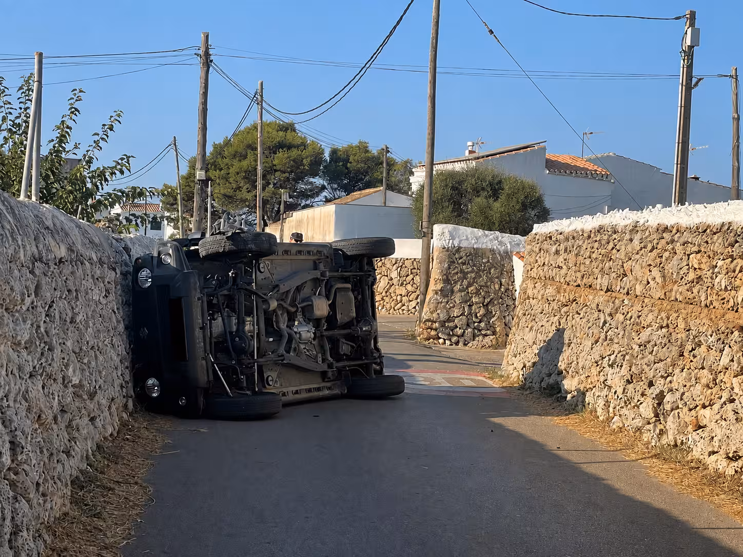 Aparatoso accidente en el Camí de Baix obliga a cortar el tráfico tras volcar un vehículo