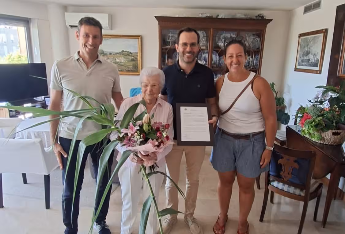 (La foto) Maó felicita a Maria Luisa del Amo por su 100 cumpleaños