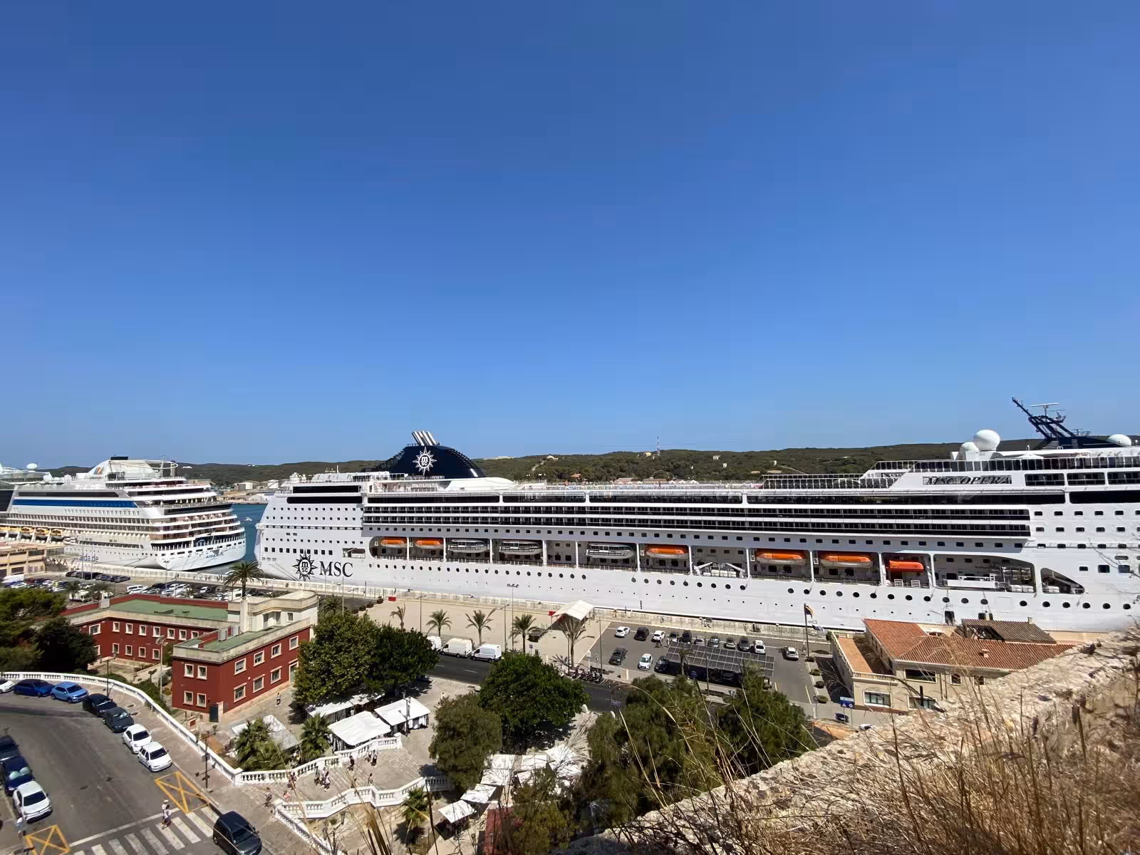 (La foto) Dos cruceros con una capacidad conjunta para más de 5.300 pasajeros atracan en el puerto de Maó