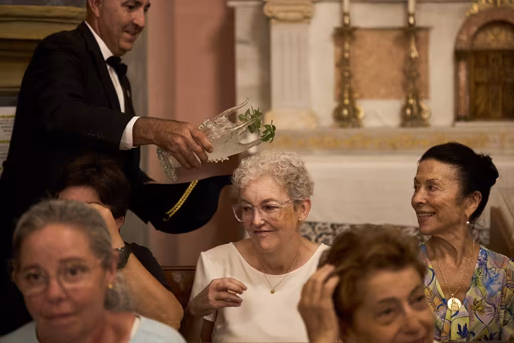 Maó recupera una antigua tradición de las fiestas de Gràcia: el agua-ros llegará a los domicilios