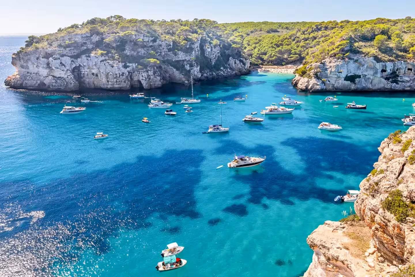 Menorca afronta un domingo de sol y calor antes de un lunes con riesgo de lluvias, tormentas y rissagas