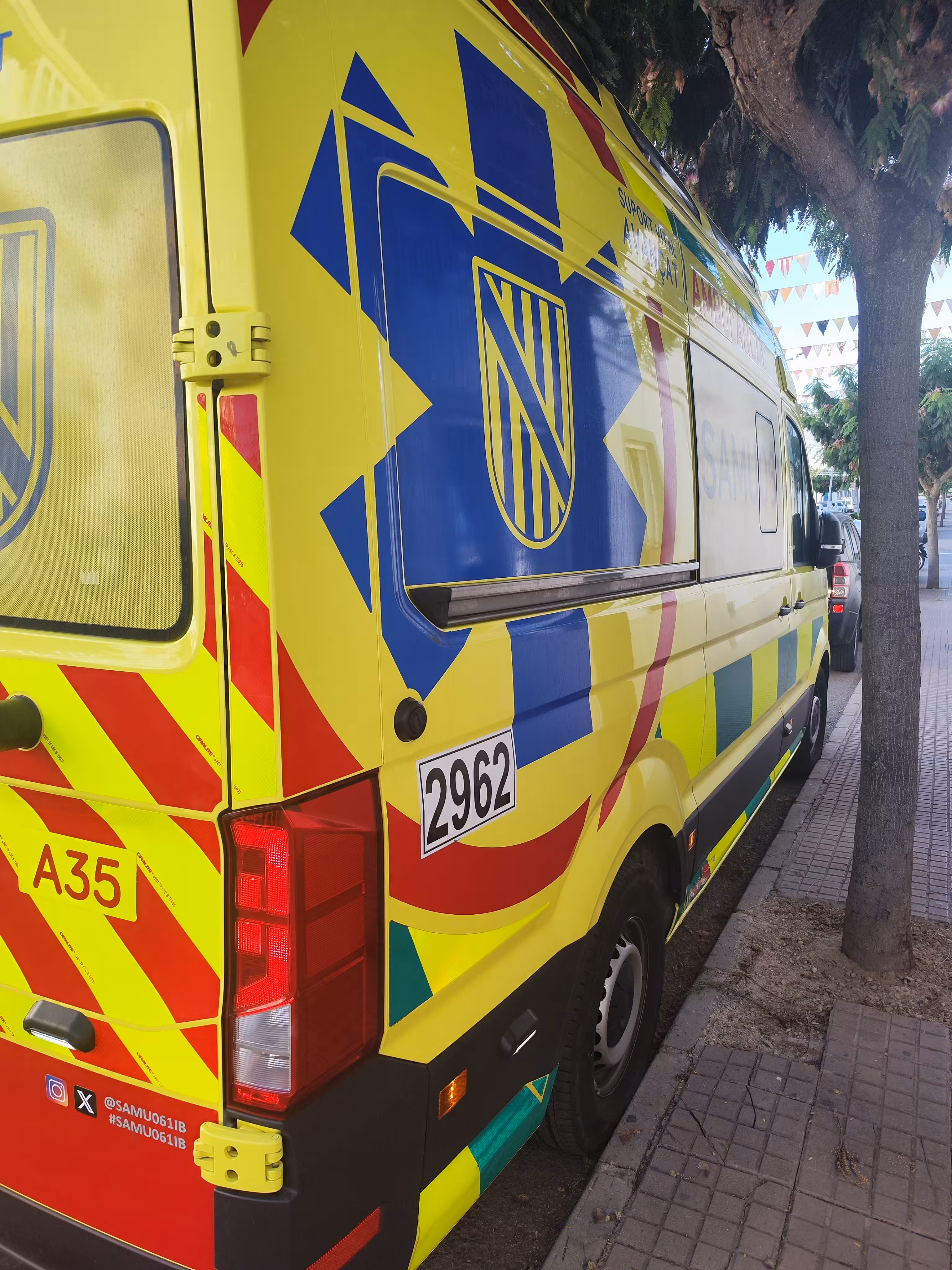 Fallece una mujer tras ser evacuada de una embarcación de alquiler en aguas de Macarella