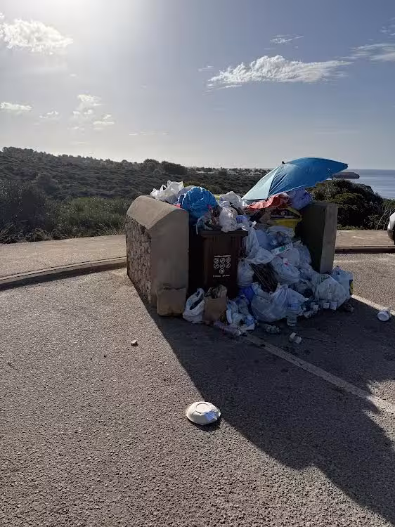 (Foto-denuncia) Critican la acumulación de basura en Binidalí: «Acaba todo en un montón horrible»