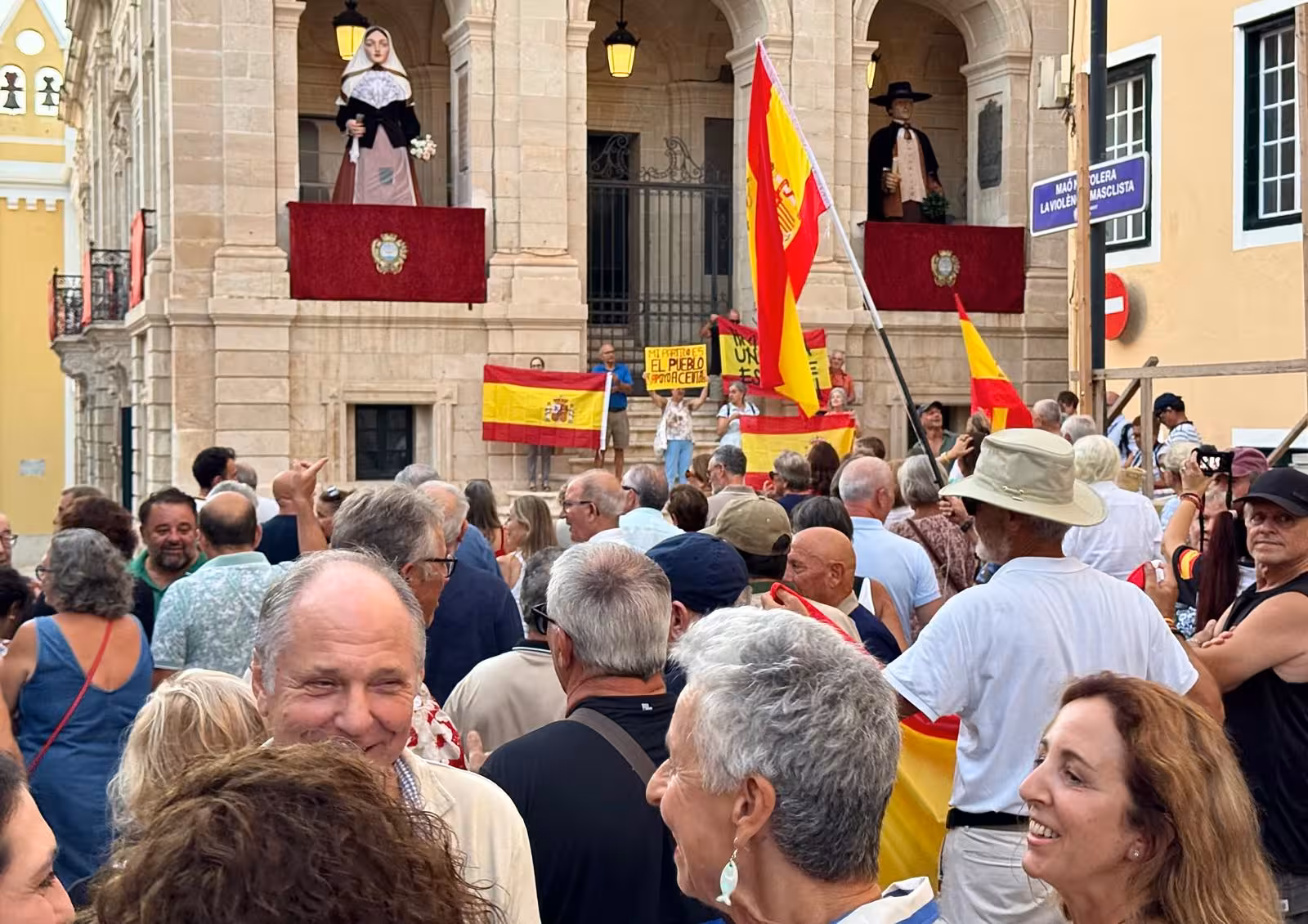 Varios municipios de Menorca se movilizan en apoyo a Ceuta bajo el lema «¡Ceuta no está sola!»