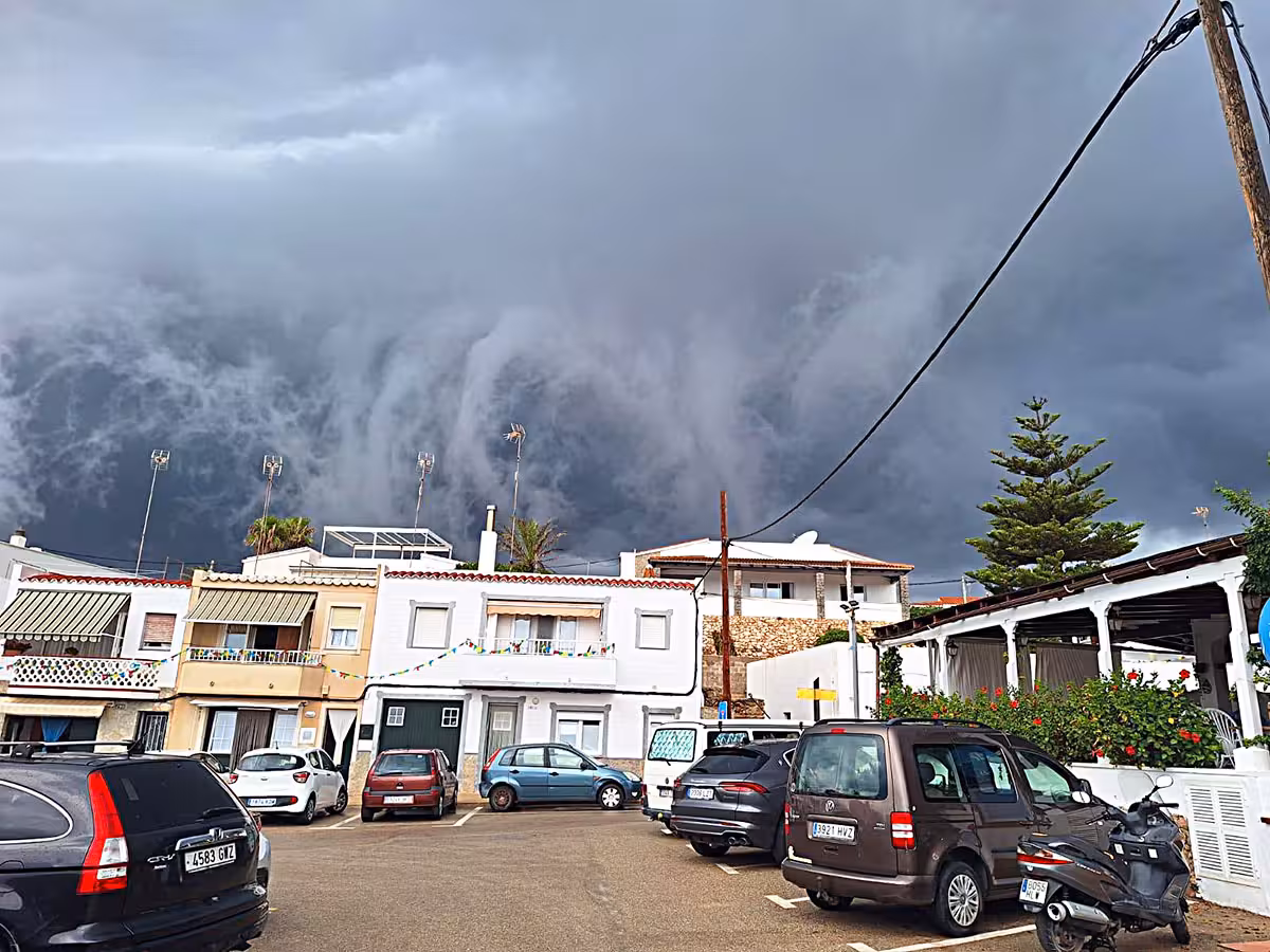Menorca entra en alerta por lluvias torrenciales, tormentas, fenómenos costeros adversos, vientos  y rissagues
