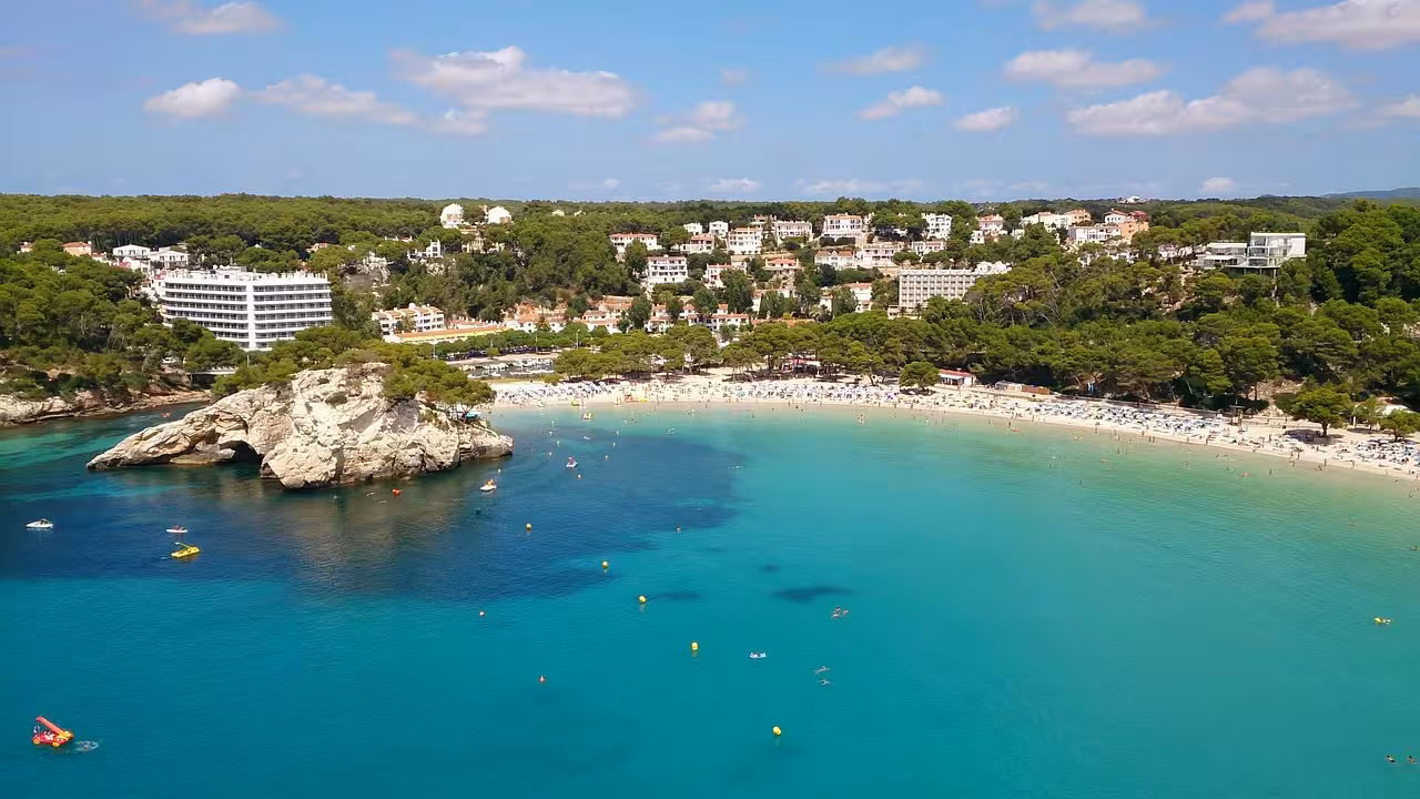 El calor se mantiene este martes en Menorca con máximas de hasta 30 grados