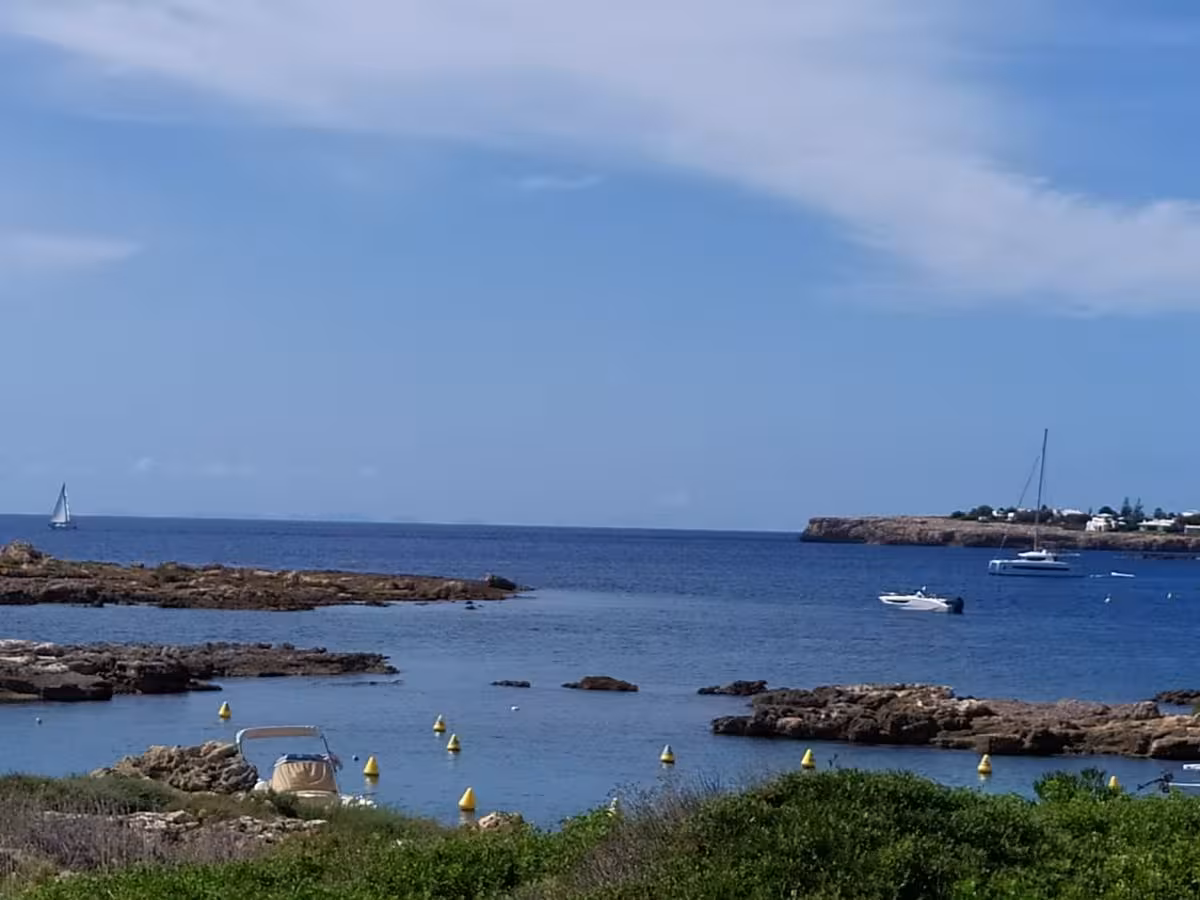 Menorca afronta un sábado tranquilo: cielos poco nubosos, temperaturas suaves y viento del norte