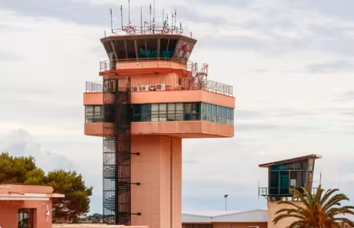 El PP exige a AENA mantener la torre de control física de Maó y reclama cambios en la gestión de los aeropuertos de Baleares