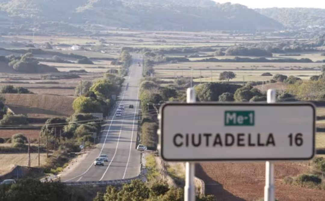El PSOE propone reducir un 15% la entrada de vehículos en Menorca durante el primer verano