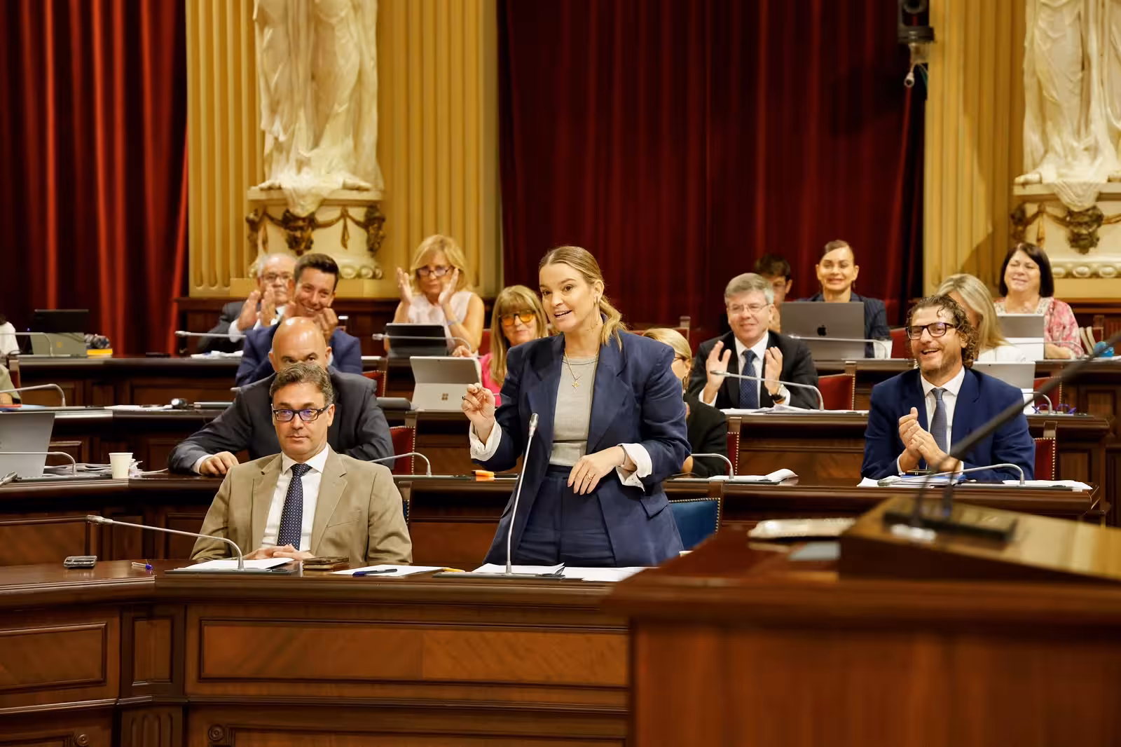 El Parlament da luz verde a la herramienta que hará posible la limitación de vehículos en Menorca