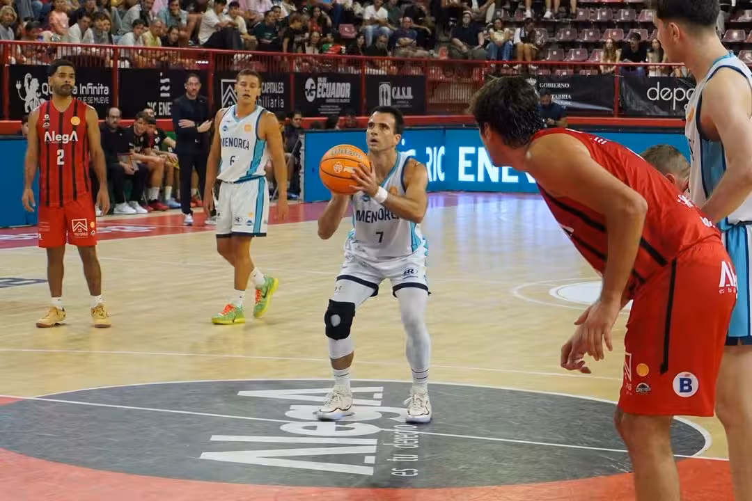 El Bàsquet Menorca cae por la mínima en Cantabria tras un final a cara o cruz