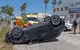 (Fotos y vídeo) Dos heridos en un aparatoso accidente en Maó: un Fiat 600 recorre 120 metros volcado
