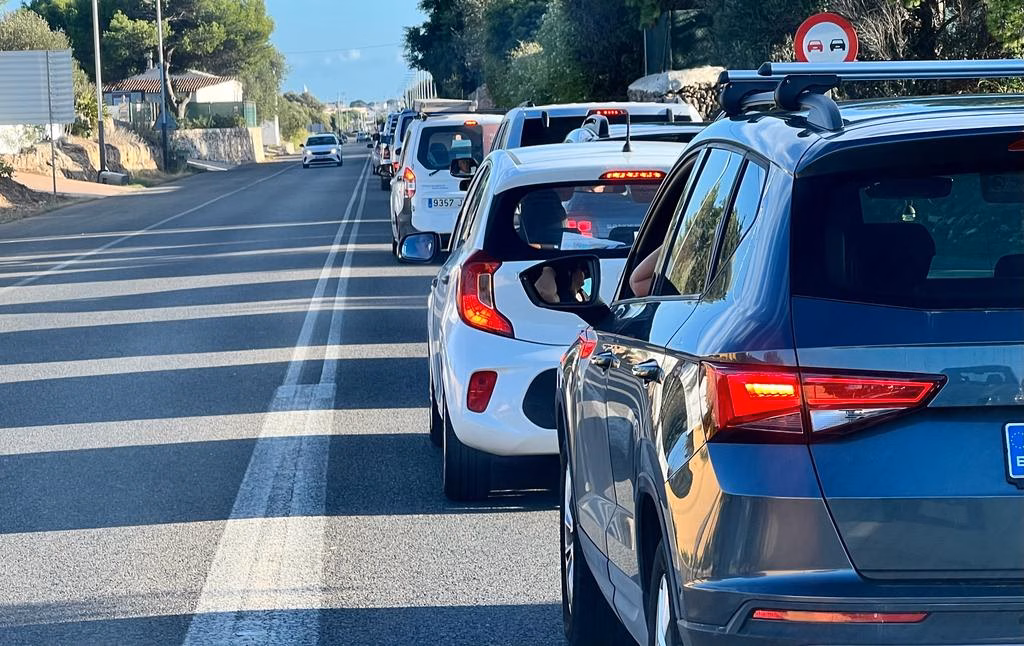 Atascos enormes para ver las carrozas de Sant Lluís