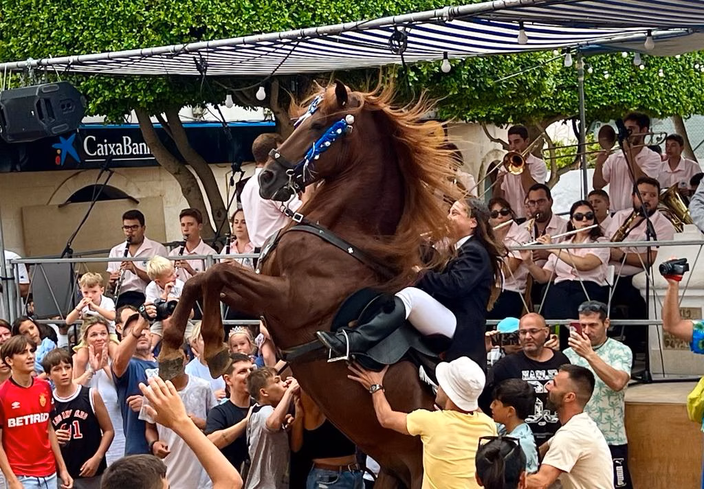 (FOTOS) Sant Lluís celebra un jaleo exprés bajo la lluvia