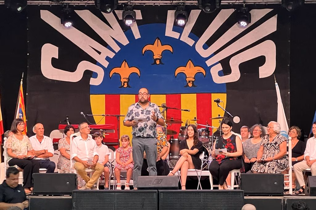 (Fotos) El pregón de Sant Lluís pide a los políticos que no ahoguen a la cultura