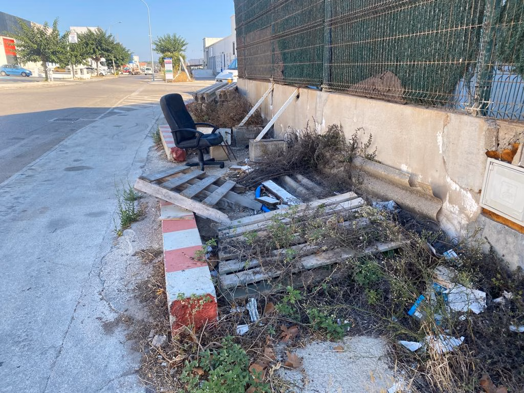 (Fotos) Aumenta la preocupación por la acumulación de residuos en el Polígono de Maó