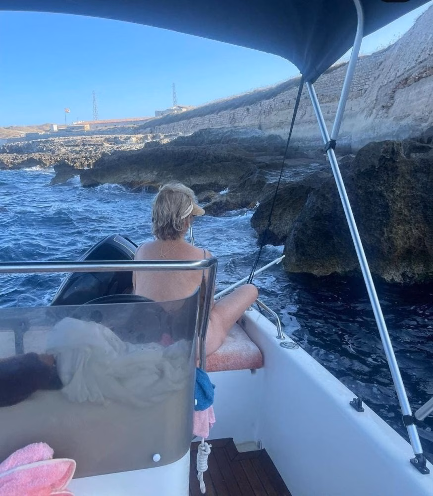 Mercedes Milá y una barca sin gasolina en la bocana del puerto de Maó