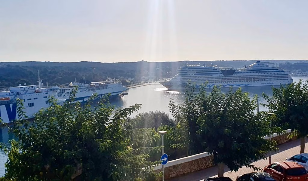 Atraca en Maó un crucero turístico de hasta 253 metros de eslora