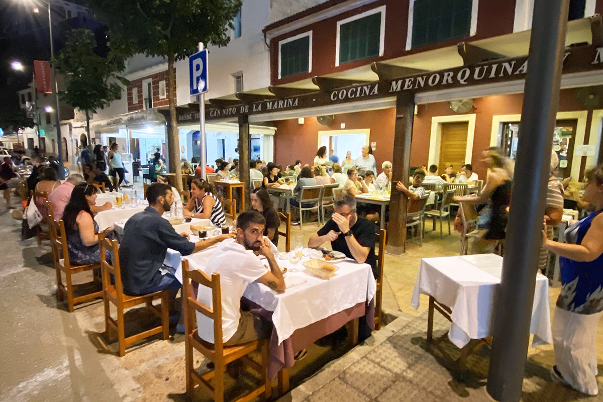 Las ganas de disfrutar con amigos y familia mueve al consumo fuera del hogar este verano