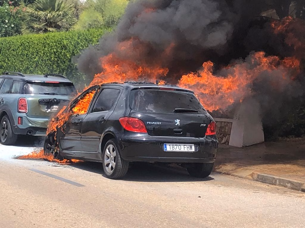 (FOTOS) Arde un coche en Sant Tomàs y las llamas se propagan a otro y un chalé